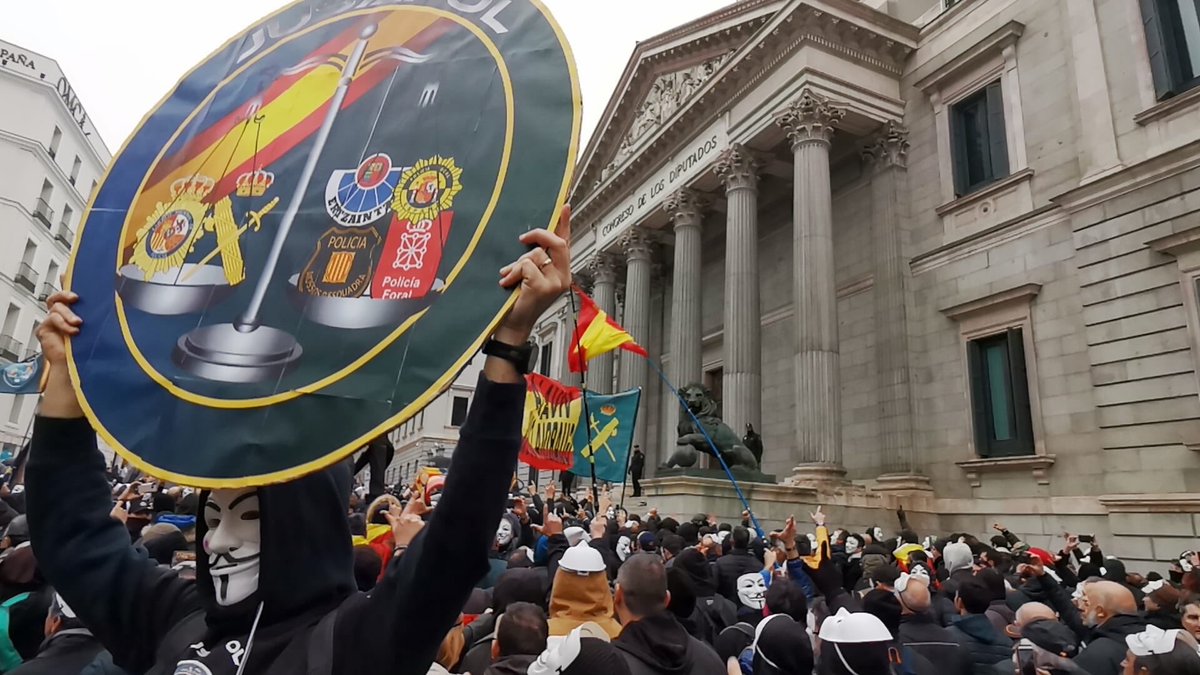 jusapol's tweet photo. ✔️Hoy hemos demostrado al gobierno que no pararemos hasta conseguir nuestra #EquiparacionYa 
✔️El veto a la #ILPJusapol es injusto
✔️@PPCongreso y @vox_es anuncian recurso de inconstitucionalidad 
👉🏻Seguiremos luchando por la igualdad https://t.co/XSoNp2sXJn