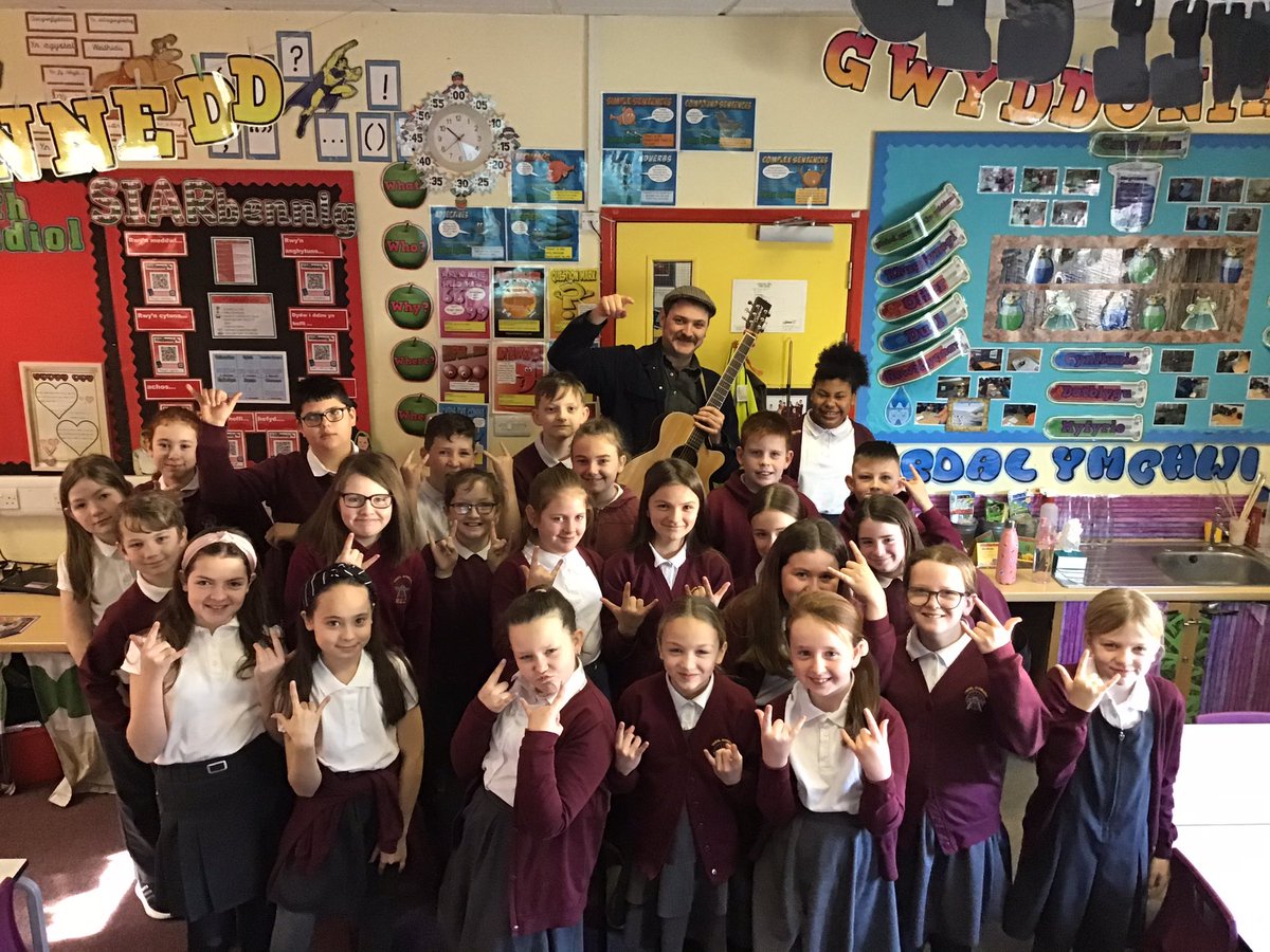 ysgolbroallta's tweet image. Dosbarth y #pwllglo wedi mwynhau gweithio gyda’r @WelshWhisperer bore ‘ma i ysgrifennu 2 bennill i anthem ein ysgol/Mr Jones’ class enjoyed our morning workshop with the Welsh Whisperer - we wrote the first two verses for our new school anthem that we will perform this afternoon