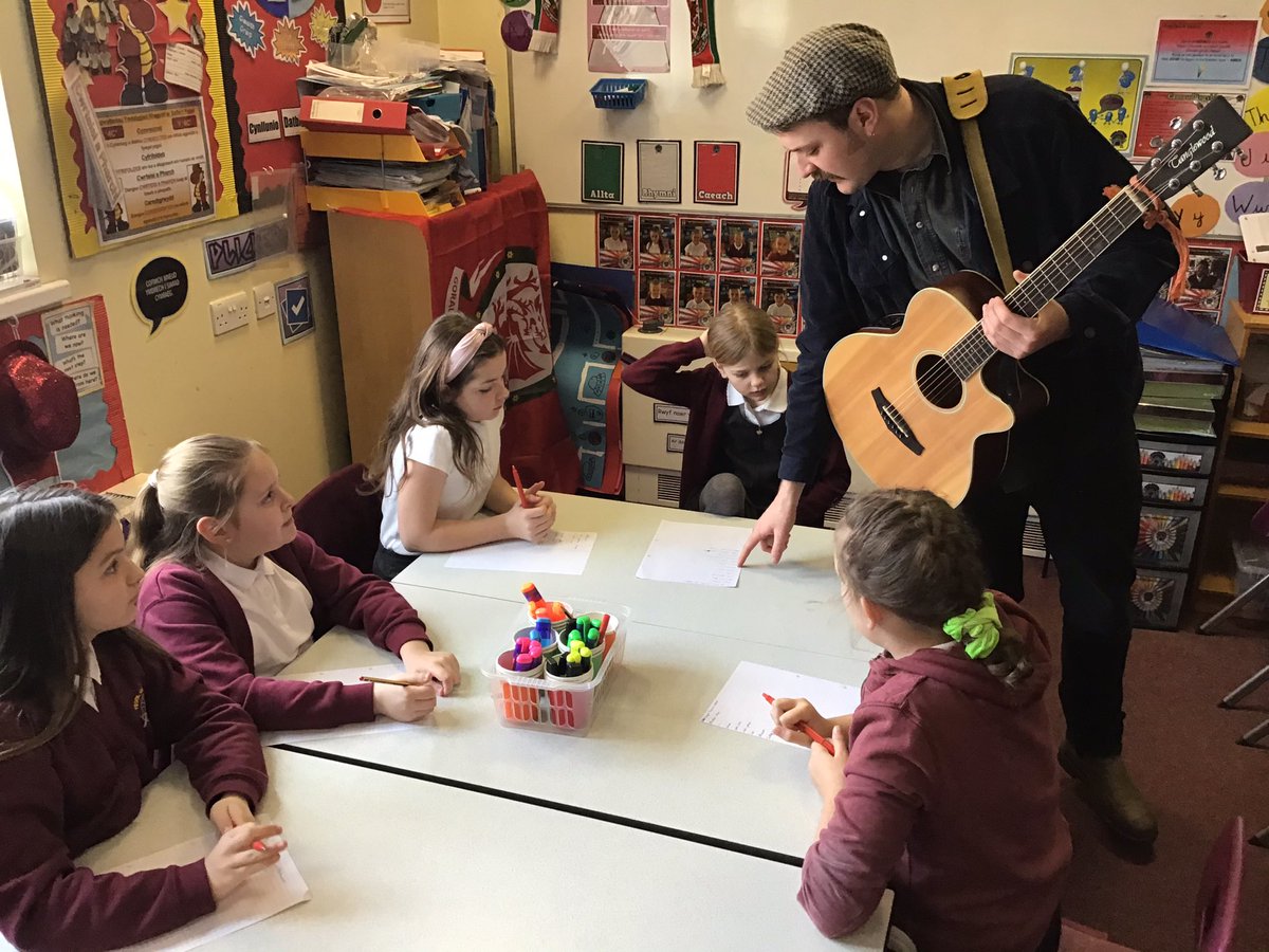 ysgolbroallta's tweet image. Dosbarth y #pwllglo wedi mwynhau gweithio gyda’r @WelshWhisperer bore ‘ma i ysgrifennu 2 bennill i anthem ein ysgol/Mr Jones’ class enjoyed our morning workshop with the Welsh Whisperer - we wrote the first two verses for our new school anthem that we will perform this afternoon