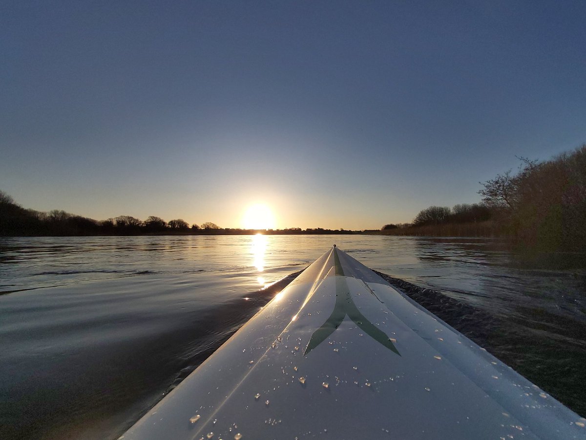 NUIGRowing's tweet photo. ☀️ Mornings on the corrib ☀️
•
Reminder to apply for the NUI Galway Sports Scholarship's via the link in the bio.
•
To get more info on NUIG and @NUIGRowing, DM us or contact our Head Coach via email: ciro.prisco@nuigalway.ie
#nuigbc
@nuigalwaysport @nuigalway
@RowingIreland https://t.co/tl2y0tKBUJ