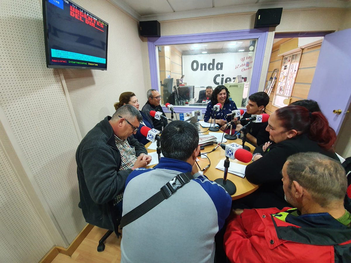 SMCIEZA's tweet photo. Esta mañana en @OndaCieza , presentabamos el #ClickFestival en nuestro programa PETAZETA, junto al grupo local @AguaceroOficial Aguacero, ha sido todo un placer, poder compartir ese espacio con vosotros! Muchisimas gracias de corazon😍😍👏👏 https://t.co/H43g4IGr9t