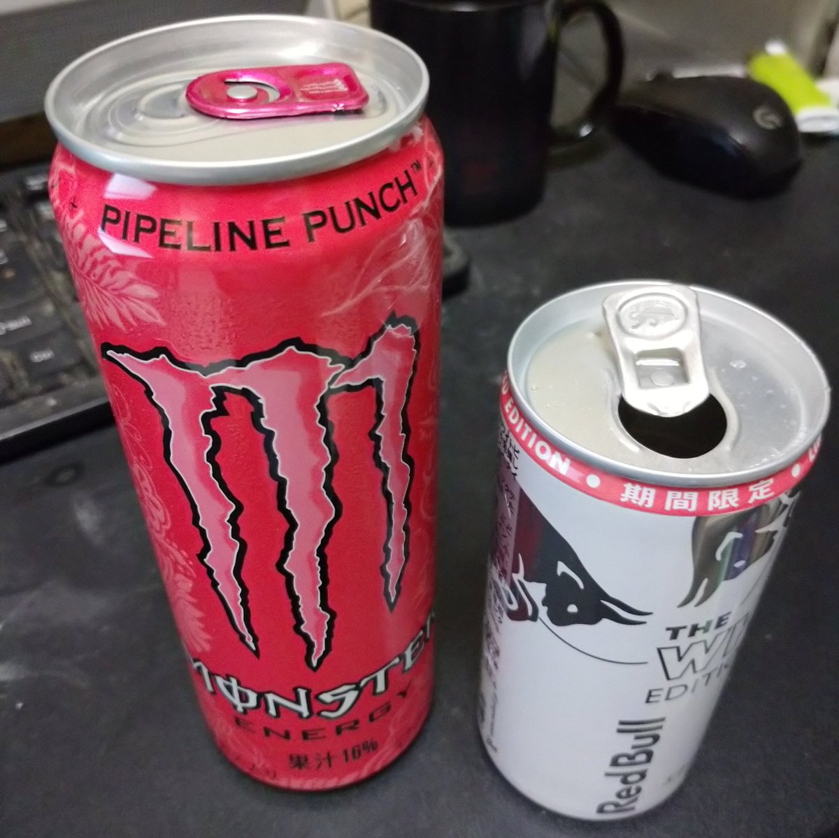 diedaydelight8's tweet photo. おかえりピンクのモンスター。一年以上待っていた気がする！
期間限定らしい白レッドブルの方は、乳飲料風な味かと思ったけどちがった。あっさりした炭酸ネクターみたいな感じ。 https://t.co/DaF5fBKkDG