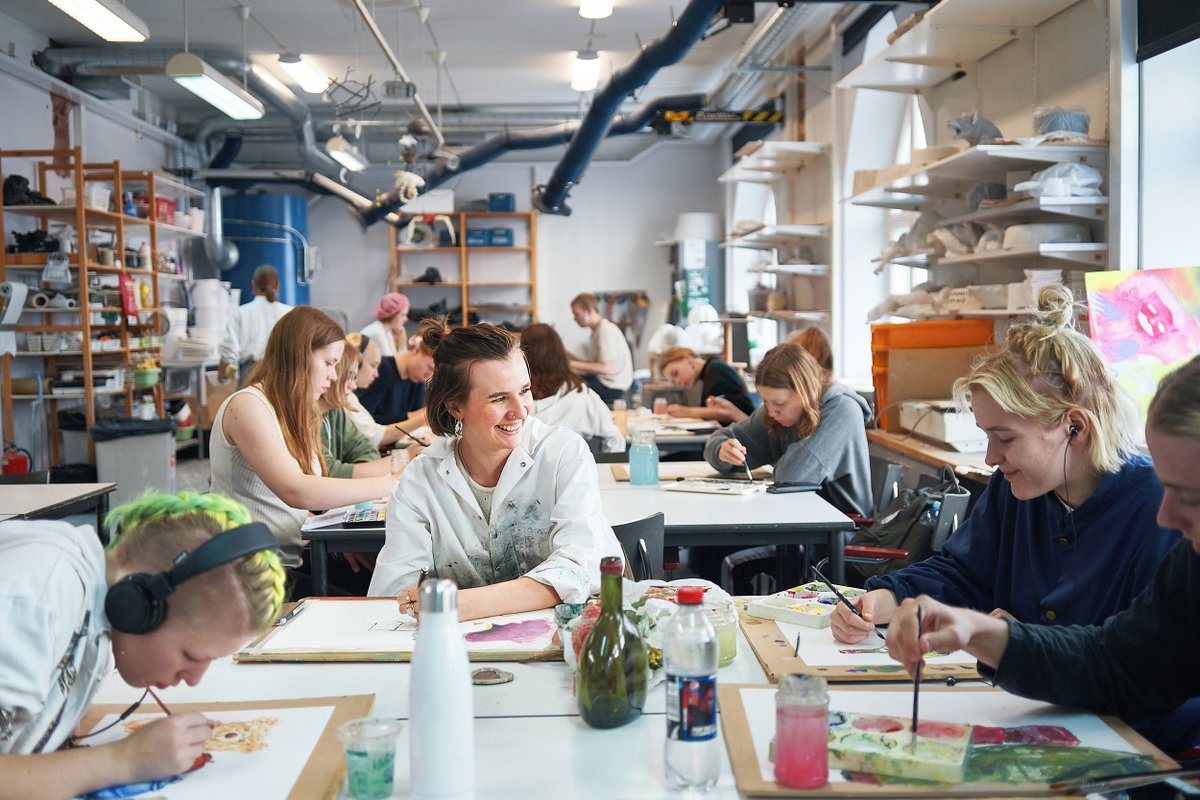 With this, the submission call for the Spotlight on Visual Art Education, in partnership with <a href="/supercell/">Supercell</a> is officially OPEN! All innovators, educators and organizations working in the field of #VisualArts #education are encouraged to share: hundred.org/en/articles/hu…
 
#HundrEDchat