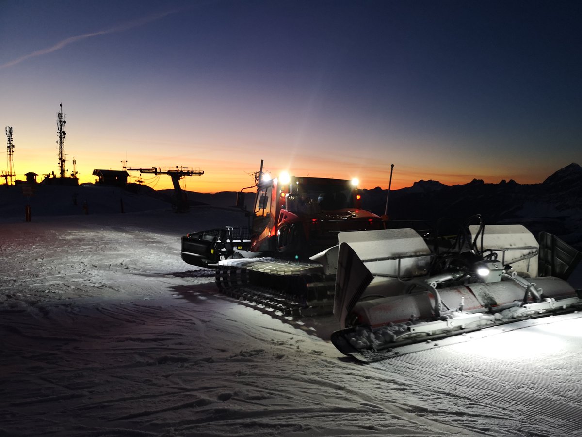 Great to see that <a href="/lessaisies/">les Saisies</a> are using a new hybrid snow groomer from <a href="/Kaessbohrer/">Kässbohrer</a> #greenenergy