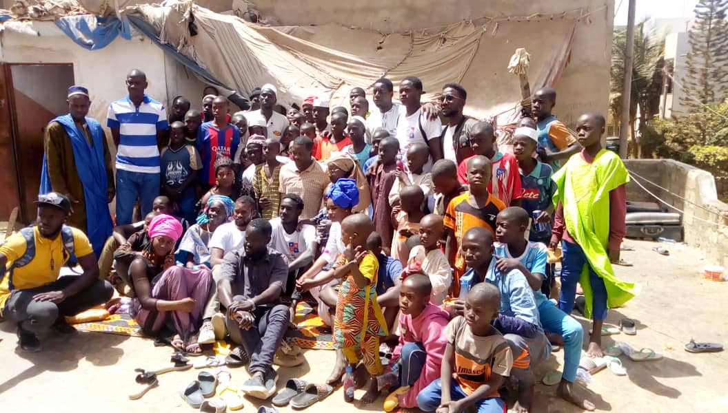 DaffSame's tweet photo. #DON_AUX_DAARAS
Avec le mouvement actions initiatives citoyennes #MAIC nous avons posé L’ACTE #1 de notre programme sociale le Samedi 29 février au daara Oustaz oumar Deme de Ouest foire la journée fut une réussite totale. « LE PEU DE CHACUN POUR LE BIEN DE TOUS » https://t.co/HilNdwwzxM