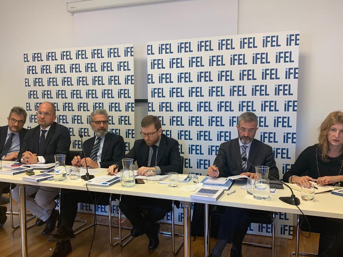 FondazioneIFEL's tweet photo. L'intervento del Ministro @peppeprovenzano: "Rafforzare ruolo degli #entilocali nella programmazione nazionale e regionale, superando contrapposizione centralismo-localismo. Potenziare programmazione territoriale con strategie che incrociano azioni trasversali di piรน ministeri" https://t.co/kfWmraLEbr