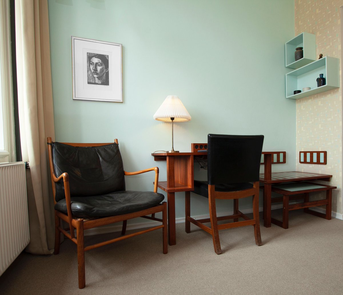 When you think of 50s style, the first things that come to mind are likely drive-in theaters and Elvis Presley. If you want a visual treat that appeals to your more aesthetic side. Come and stay retro in one of our many 50’s inspired rooms 📺