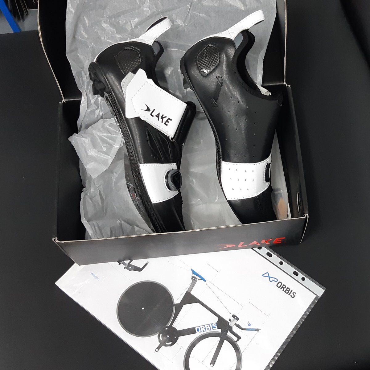 orbislab's tweet photo. See that carbon insert at the ankle? Well, that is important to have a better fit of the shoe at the ankle, especially in shoes that you may have to put on in a hurry. It's customisable
#triathlonlife #orbislab #triathlon #cycling science #cycling #Lake https://t.co/pS9eTnibAH