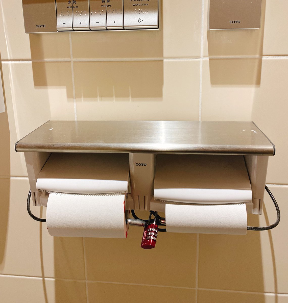 まきまき 会社の近くのドンキのトイレ トイレットペーパー盗難防止 凄い事になってます まきまき 会社の近くのドンキのトイレ トイレットペーパー盗難防止 凄い事になってます