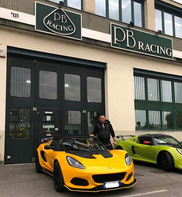 pbracingitalia's tweet photo. Ne abbiamo consegnata un'altra 😍
Da oggi sulle strade una bellissima Lotus Elise Cup 250 in questa colorazione gialla spettacolare! 😎
Mica male eh?
#lotus #lotuscars #grouplotus #forthedrivers #pbracing #bergamo #lotusdealer #motori #auto #concess… https://t.co/LuGsUVjKkN https://t.co/WPrnqjIKJ5
