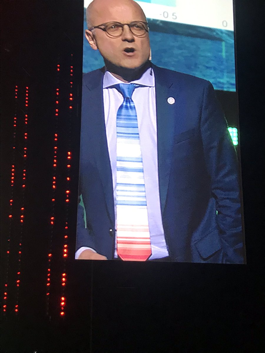 AadSne's tweet photo. Kudos til @VidarHelgesen som illustrerer endringer i sjøtemperaturen med eget slipsdesign  #Vestlandskonferansen https://t.co/emS2y5u6rP
