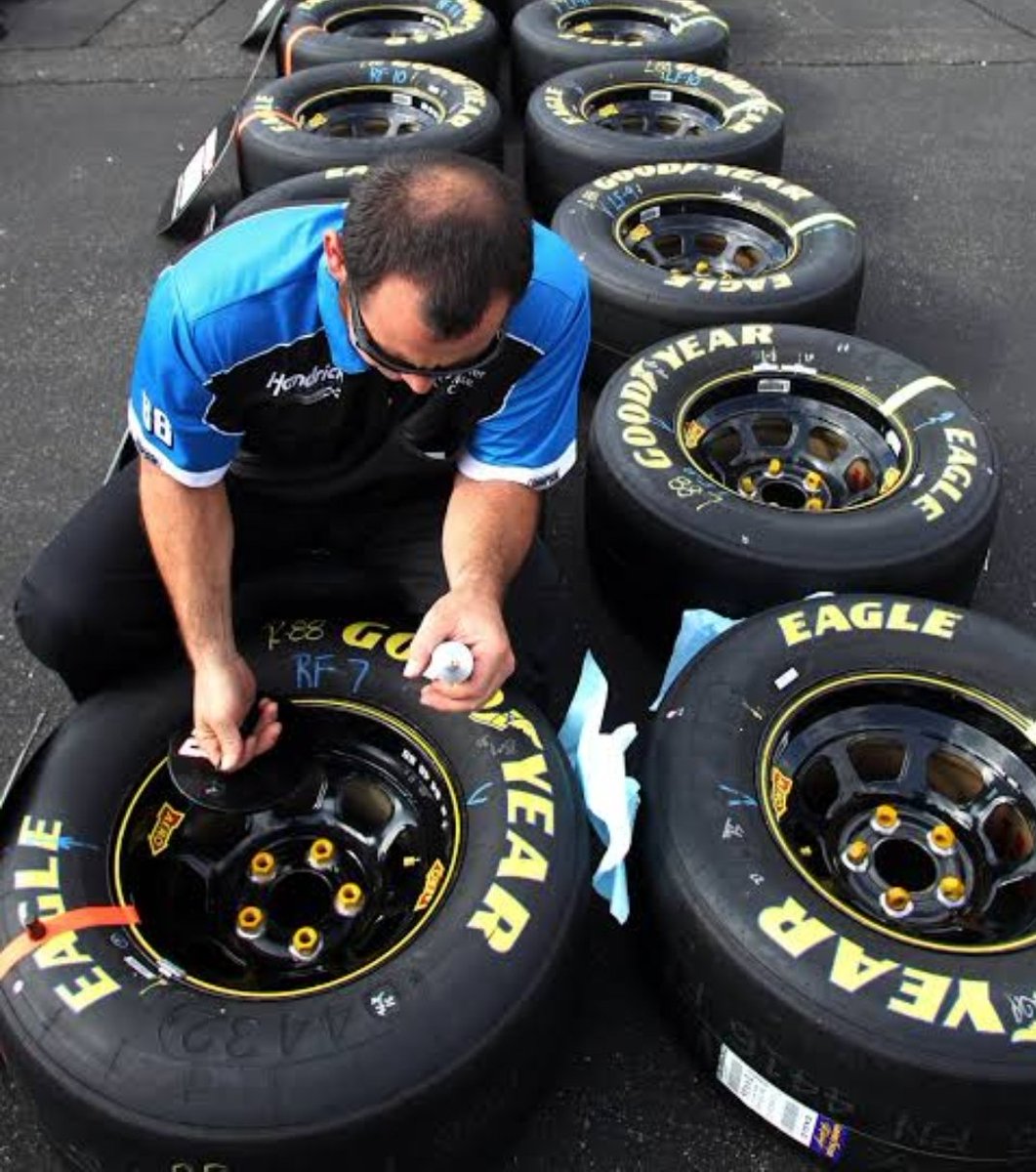 尾形 明紀 A Twitter 5ラグナっトタイヤ交換は21年以降も Nascar レースで健在 センターロック 18インチアルミホイールが採用されるのは 開発が進められるnext Genマシンのcupレースのみ Xfinity そしてトラックシリーズは現行の5ラグナっト鉄ホイール これを