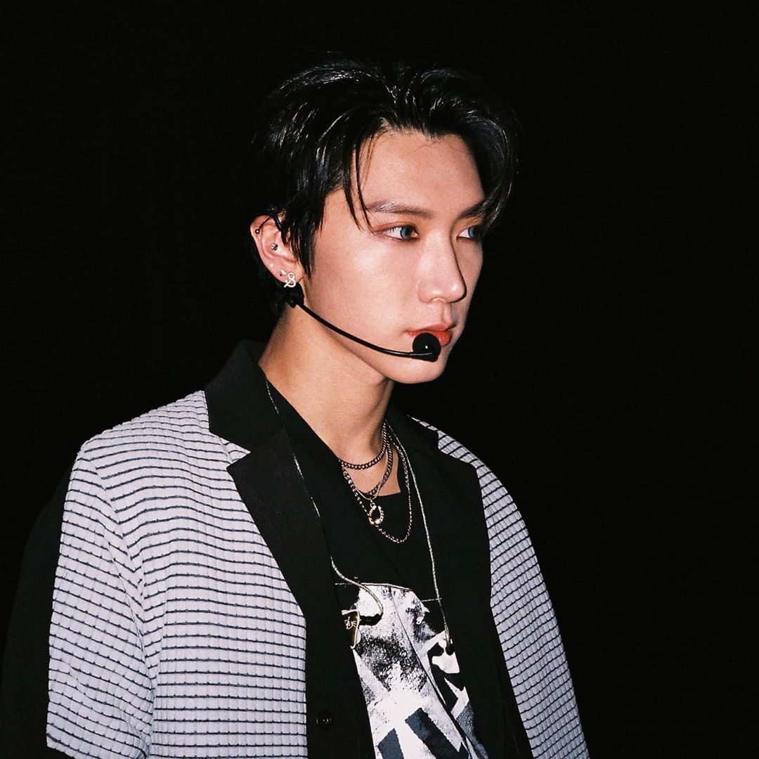 i mean.....the FACE????? is he allowed to look THAT good !!