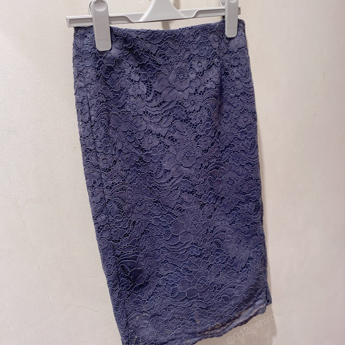 白 ただのグレーじゃなく あたたかみのある高級感のある色味が好みすぎた 例えるならチャコールグレーに近いのかな 黒ではないしネイビーでもないし 一般的なグレーともまた少し違う色味で よくこんな素敵な色をつくったなぁ 最近のgu 進化しすぎてる