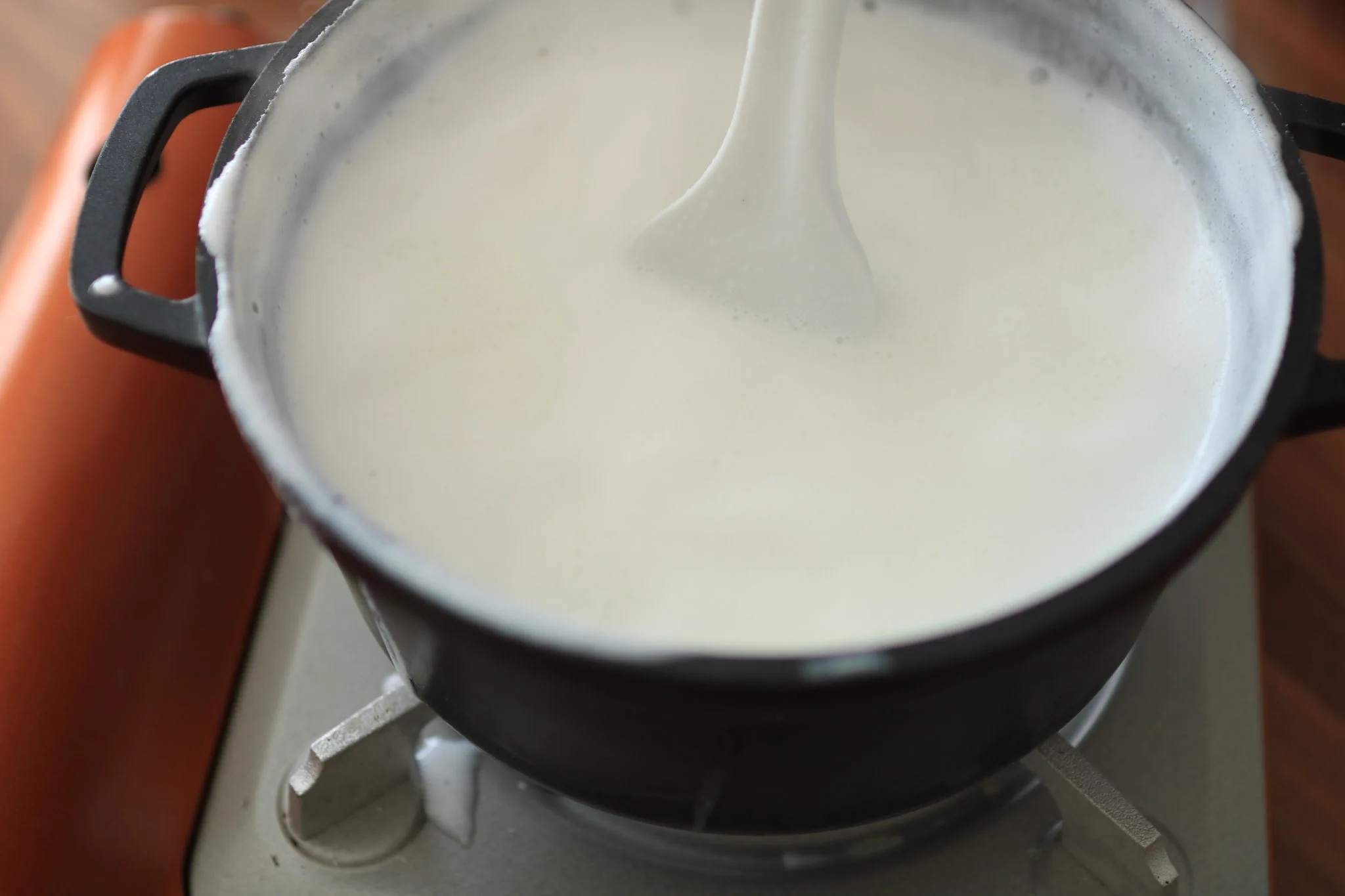 いちごと相性抜群！牛乳とお砂糖だけで作れる自家製練乳の作り方！