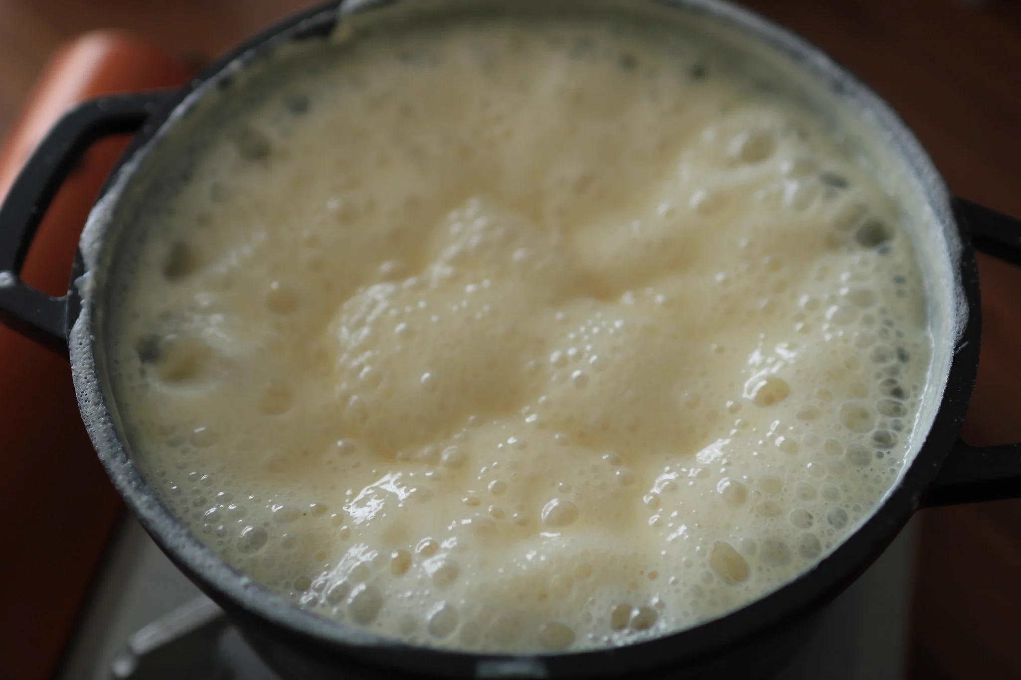 いちごと相性抜群！牛乳とお砂糖だけで作れる自家製練乳の作り方！