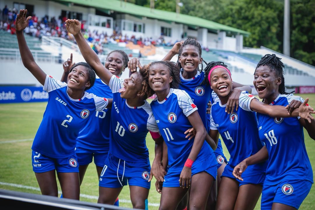 Haititempo's tweet image. Seleksyon U20 Medam yo 🇭🇹 ap byen pase nan peyi vwazen ! 

Aprè 4 match, yo fè 34 gòl e yo pa pran. Yo se meyè ekip konpetisyon an devan USA ki make 31 gòl e ki pa pran tou.

Y’ap vann yon lòt imaj de peyi a, chapo ba pou yo 👏🏻🇭🇹