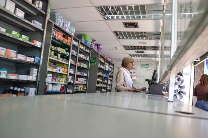 ElNacionalWeb's tweet photo. #ENSociedad El alto costo de prevenir el coronavirus en Venezuela, donde ya escasean los artículos | Por @DPArchila https://t.co/lyVCXKZHp2  https://t.co/93MXrbS6aR