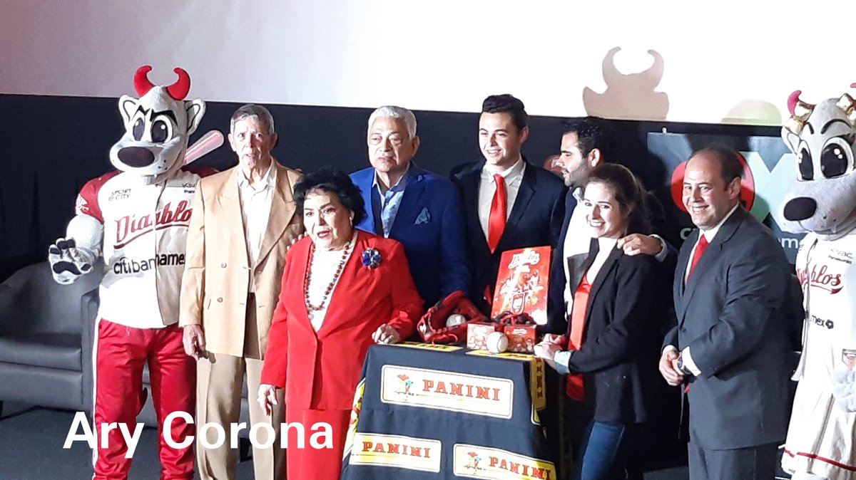 ultimo_minutomx's tweet photo. Develación del álbum de los @DiablosRojosMX por medio de @PaniniSportMx en conmemoración al 80 aniversario del equipo de la CDMX. 
Invitados:
Abulón Hernández 
Zurdo Ortiz 
Carmen Salinas 
#BéisDeÚM #LMB #Temporada2020 https://t.co/ZZehabiIEb