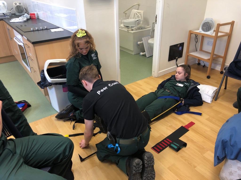 Peer coaching first year Trauma assessment and equipment 🚑#RoleModel <a href="/ShuParamedic/">SHU Paramedic</a> <a href="/AHP_SHU/">AHP SHU</a> <a href="/SHUSimTeam/">SHU Clinical Skills & Simulation Team</a>