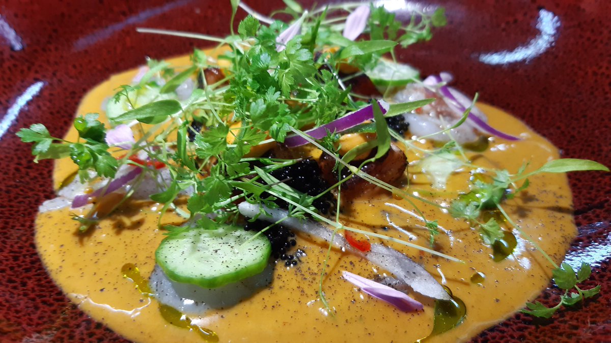 El espacio en el Mercado de Vallehermoso no es ni el más bonito  ni el más cómodo. Pero la divertida, coherente y muy rica fusión entre Perú, Sudeste asiático y España vale la visita a Tripea. A destacar las croquetas de pintada y kimchi y la fabada con tom yang