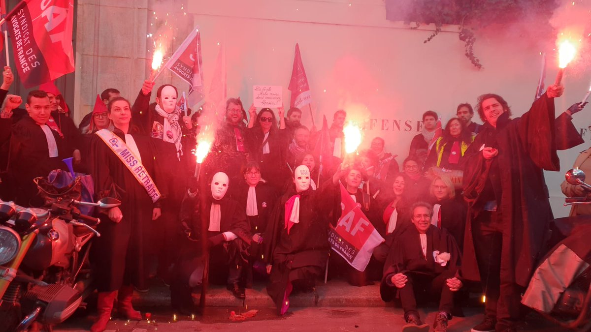 carolinemecary's tweet photo. #Viedavocate #SOSretraite Bouquet final de fin de manifestation. Que vous êtes beaux ! https://t.co/lTIoSNM7da