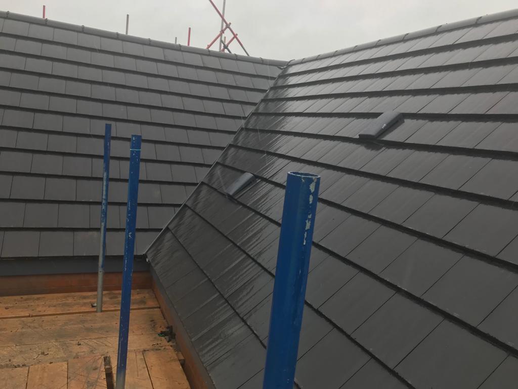 KeystoneRFL's tweet photo. Housing project started in Daventry for @ENGIEgroup installing @MonierRedland Mini Stonewold. 2 houses complete, 45 to go! #roofing #pitched #pitchedroofing #workstarted https://t.co/m9hOXIBtSb