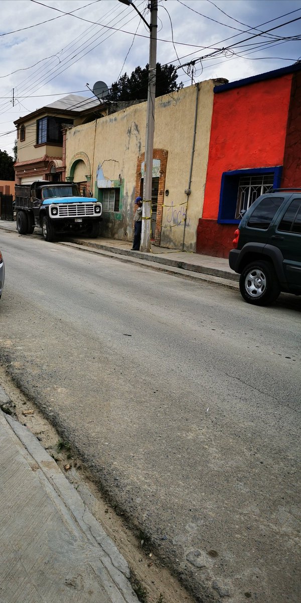 LicPruneda's tweet photo. @CICsal @SaltilloPC @SaltilloGob @policiasaltillo Al no haber respuesta a la petición, siguen trabajos en centro histórico con fachada con reporte de riesgo de caída. https://t.co/7V765q7eqM