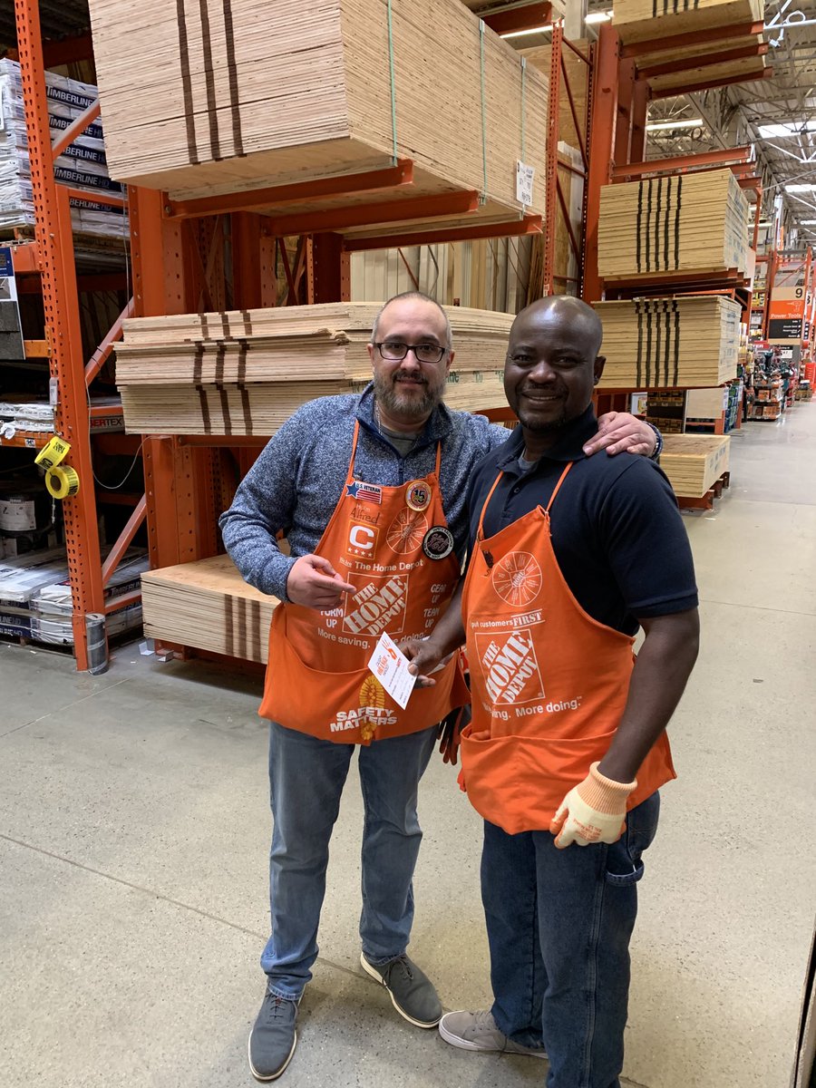 #D212SafetyPromise MAPM Alfred recognizing Samuel/D21 for working safely while packing out. ⁦<a href="/gonzobxny/">Alfred Gonzalez</a>⁩ ⁦<a href="/JamesElkinsHD/">James Elkins</a>⁩ ⁦<a href="/schama08/">Catherine L 🇭🇹</a>⁩