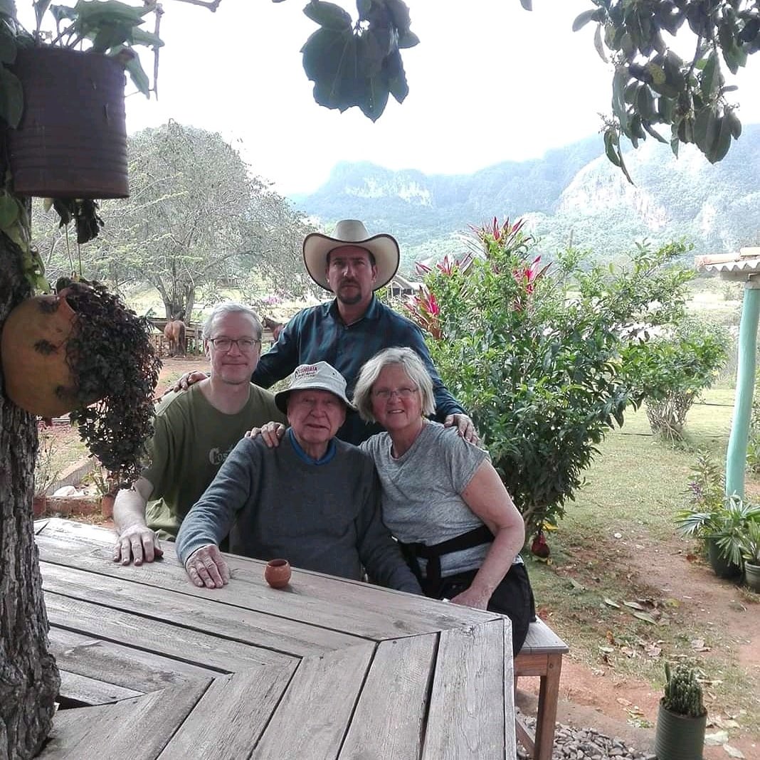 Viajan2vinales's tweet photo. Viajando en el Tiempo, hoy se viste de gala al recibir al maravilloso Félix a sus 92 años de edad junto a sus dos amorosos hijos; este gran hombre es médico de profesión y estudio su carrera junto al legendario #che
#calesa #viajan2tiempo #vallevinales https://t.co/uPh1stIRNg