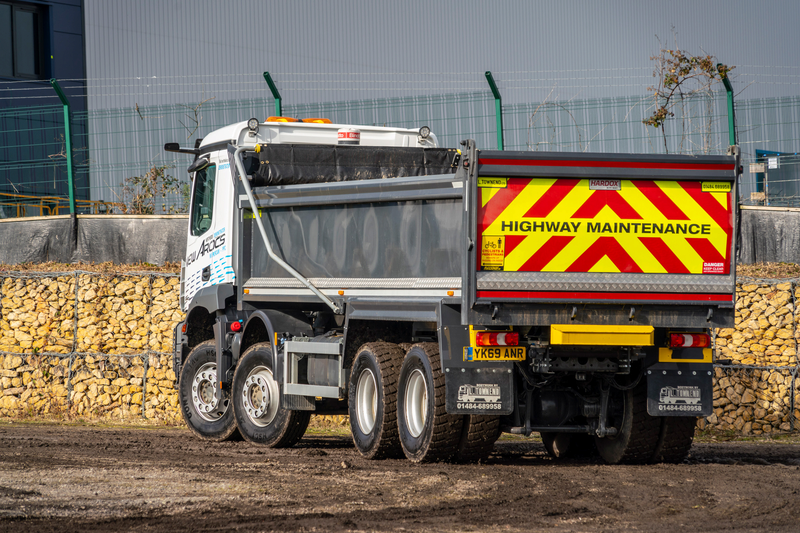 CiceleyMercedes's tweet photo. The #MercedesBenz Arocs Tipper is robust, reliable and ready to support your construction requirements. You can rely on an especially durable and robust frame, chassis and suspension to tackle terrain in all kinds of weather. ☑️

🖥️ https://t.co/c3K117ddle https://t.co/pXxI1hZjR4
