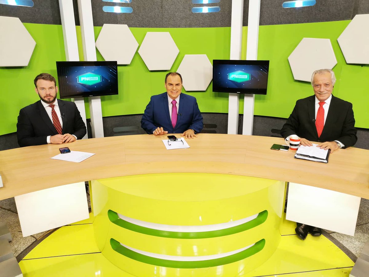 PlateaPy's tweet photo. ¡Hay equipo 💪 en #PlateadeNoticias ⚽!

Te acompañan #EnVivo 📡 @HectorCorte1 @JorgeEsteche27 y @edwin_storrer y #RobertTroxler por @Paravision5 📺. https://t.co/4K9ihtD7qv