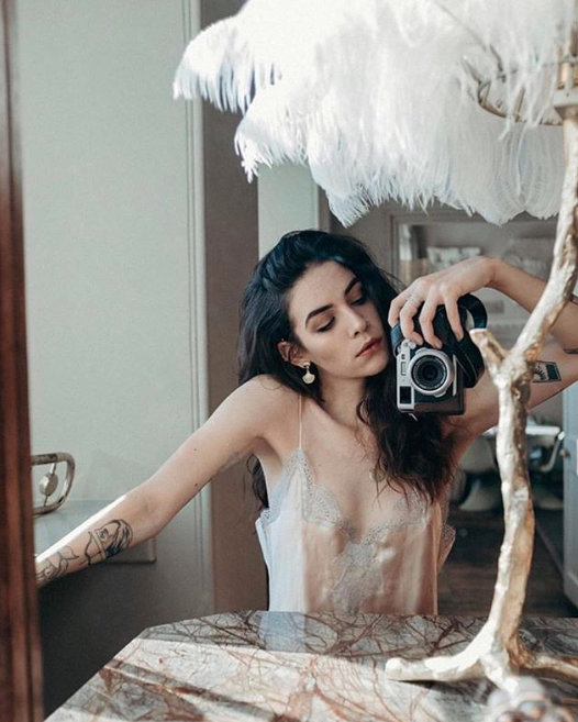 moderngrandtour's tweet image. PICTURE PERFECT // Repost from @_frankiemiles featuring the Mini Feather Lamp. Available on our website at amoderngrandtour.com #amoderngrandtour #aynhoepark #featherlamp #bedroom #interior #minilamp #tablelamp #lighting #interiors #interiordesign #decor #bed #table #aynho