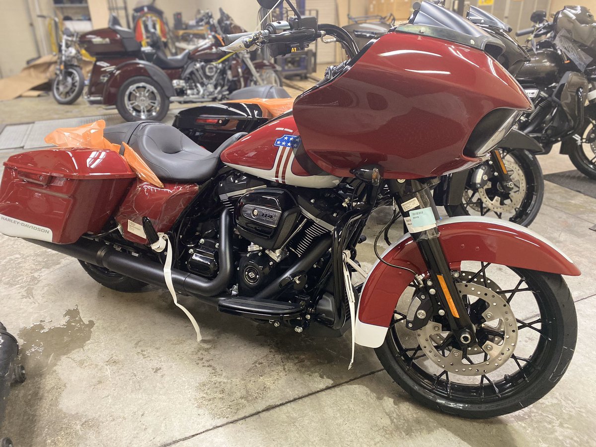 SouthernDevilHD's tweet image. The NEW two-tone Road Glide Specials are HERE! Only 1 in each color available! Grab them before they are gone! 😁😍 #RoadGlideSpecial #SouthernDevilHD #HarleyDavidson