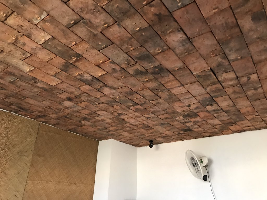 Yamada Anettai در توییتر 天井仕上げのレンガどうやって止まってるのでしょうか この前ベトナムで見た寝室のレンガ天井 シンプルにネジで止まっててゾッとしました 寝てる間に死んじゃう