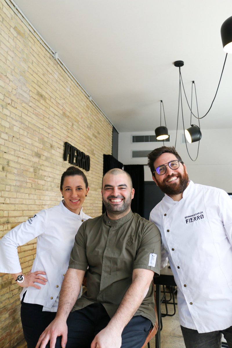 fierrovlc's tweet photo. Es un placer para nuestros chefs @carito_lou y @ger_carrizo poder compartir hoy los fogones de #FIERRO con @VascoCoelhoSant Gracias a todos los que habéis querido acercaros a probar el menú a 6 manos que hemos elaborado con el chef de Euskalduna Studio dentro del @VlcCulinary https://t.co/dFKYt6WIgT