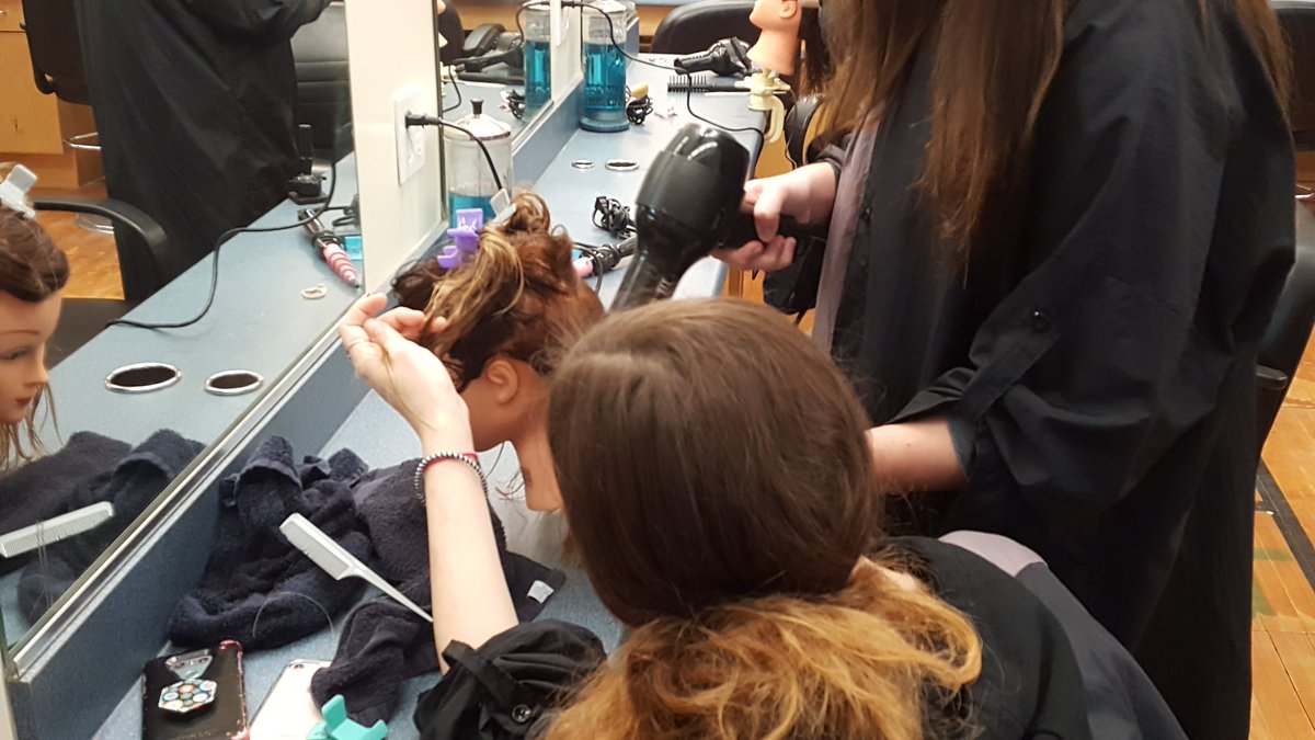 JenMTomlin's tweet photo. Hanging out with students @ENSSonline learning how to document growth and process using #classpass @myblueprint #kprconnects #skilledtrades #portfolio https://t.co/ae2pfhgRyh