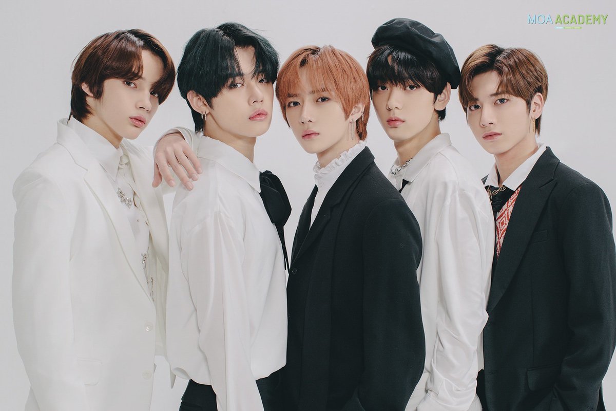 hueningnary's tweet photo. Happy Anniversary Babies! I love you so so much! I'll keep the dream alive! I will keep dreaming! Promise, I'll stay and I won't never ever leave. Love you babies!
@TXT_members @TXT_bighit #TXT1stAnniversary #TXT #OneDreamTXT https://t.co/qqotM67BX4