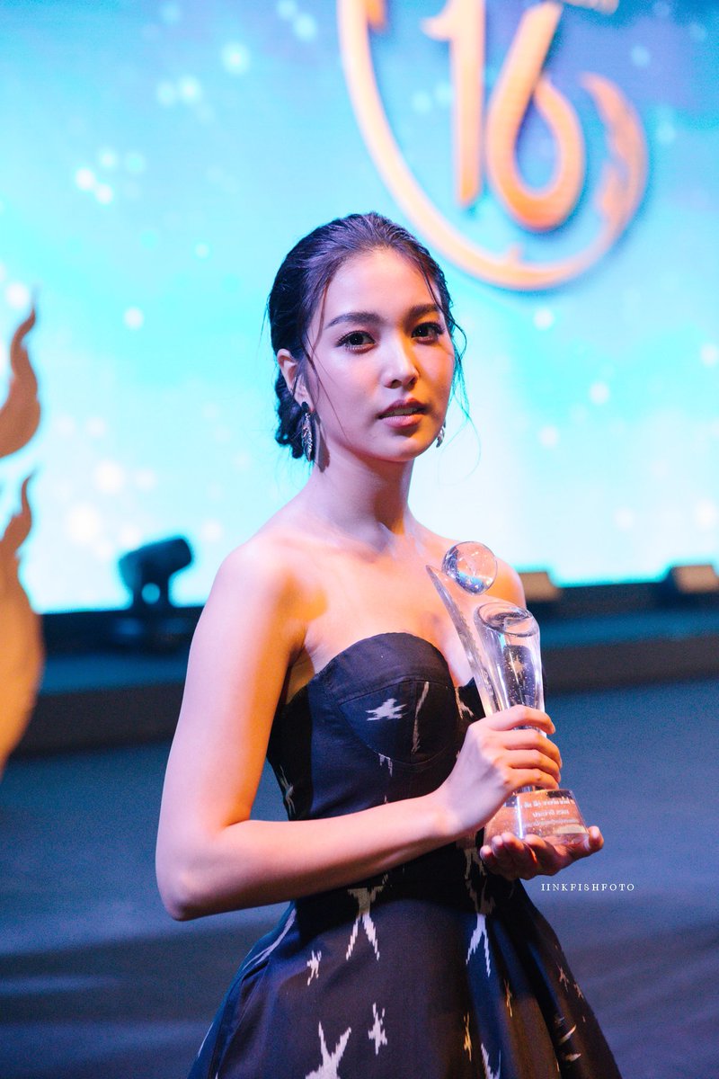 iinkfish's tweet photo. alway support ใครจะเชื่อว่าพึ่งพิมไปเมื่องานที่แล้วว่าสักวันมันต้องเป็นวันของยู ที่ยืนบนเวที แล้ววันนั้นก็มาถึงแบบรวดเร็วทันใจมากๆแบบไม่ทันคาดคิด แอบจับมือก่อนยูขึ้นไปรับรางวัล น้ำตาจะไหลแต่ต้องรักษาอาการเพื่อถ่ายรูป รักเหมือนกันจ้ะ #fernynop  #คมชัดลึกอวอร์ดครั้งที่16 https://t.co/AcDmnAB6EP
