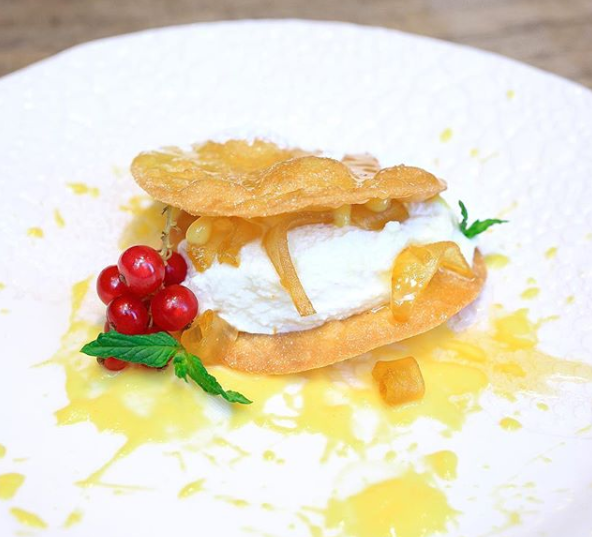 3Bonmenu's tweet photo. 👉Voglia di #mangiaresano? #Cagliari,  #CUCINApuntoeat è uno spazio polifunzionale con cucina al centro della sala che consente di ammirare dal vivo le 🍝prelibatezze realizzate dello 👨‍🍳chef #3bonmenu #Dessert "Sevada" #dolcisardi👈Segui il link https://t.co/jgEkrzZVhN https://t.co/pNND9DuHM9