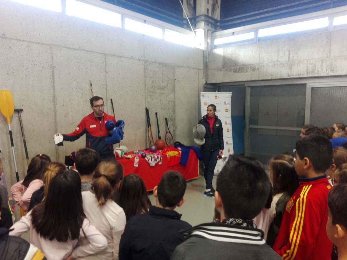 ColeNSVillar's tweet photo. Campaña #TodosOlímpicos /as  Exposición #DeportesOlímpicos 3ºEP Eva Barrios Persona 🚣 y 
@FernandoAA10 🤾‍♂️@Jenn_boxing @COE_es
@educacyl #centroseducacyl https://t.co/nCjrR8VJus
