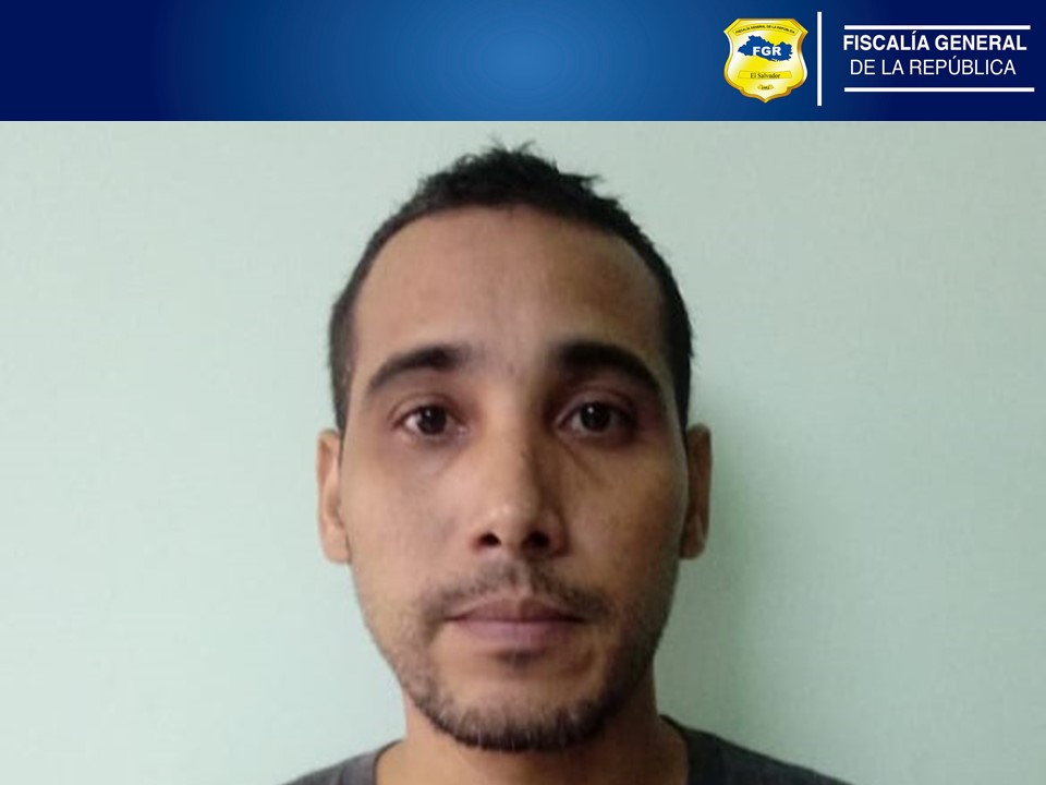 FGR_SV's tweet photo. san salvador | @FGR_SV ordenó la detención administrativa está mañana en contra de Roberto Alexander Tóchez Paz, por el delito de Exhibiciones Obscenas al intrior de un autobús, en perjuicio de la Libertad Sexual y de una mujer con régimen de protección. https://t.co/ngLYJiUkze