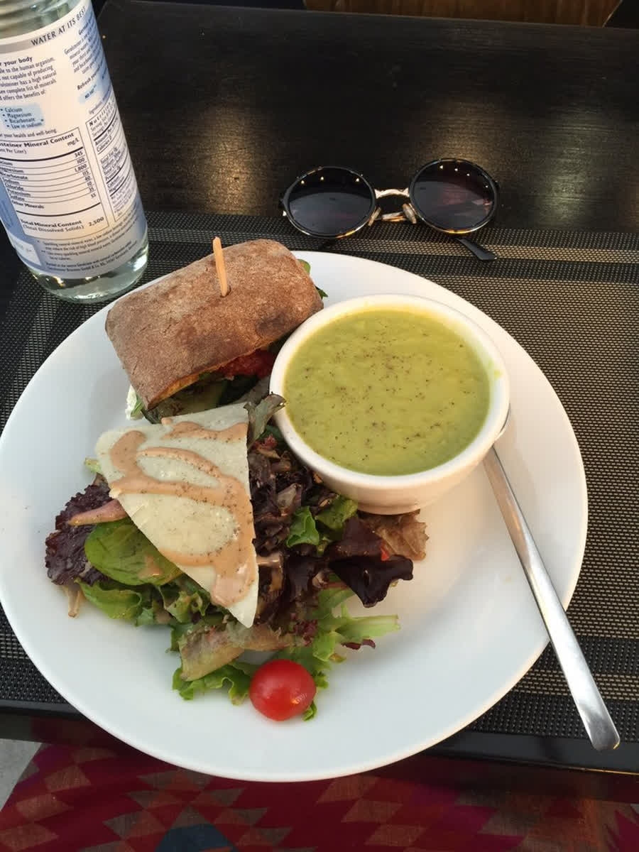 KafeKCA's tweet photo. We offer a wide range of entrees in order to fit everyone's dietary needs.
 📷Yelp: Kana N. https://t.co/xroGSvNRnD