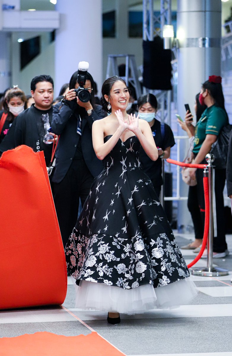 NopjiG's tweet photo. ปลื้มปลิ่ม👩🏻💫✨ #fernynop #คมชัดลึกอวอร์ดครั้งที่16 https://t.co/lFeLOY71S2