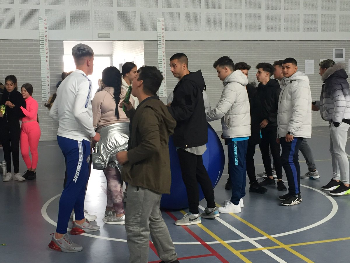IESLaPazGranada's tweet photo. 3-03-2020 Hoy comienza en el #IESLaPazGranada el programa #IMPULSA #ImpulsaLaPaz con la Asociación #Anaquerando #RecreosActivos #FormaJovenLaPaz Juegos cooperativos, hoy #BigBall y desayuno saludable. Actividad física y diversión aseguradas #Convivencia https://t.co/2RhAyy5jie
