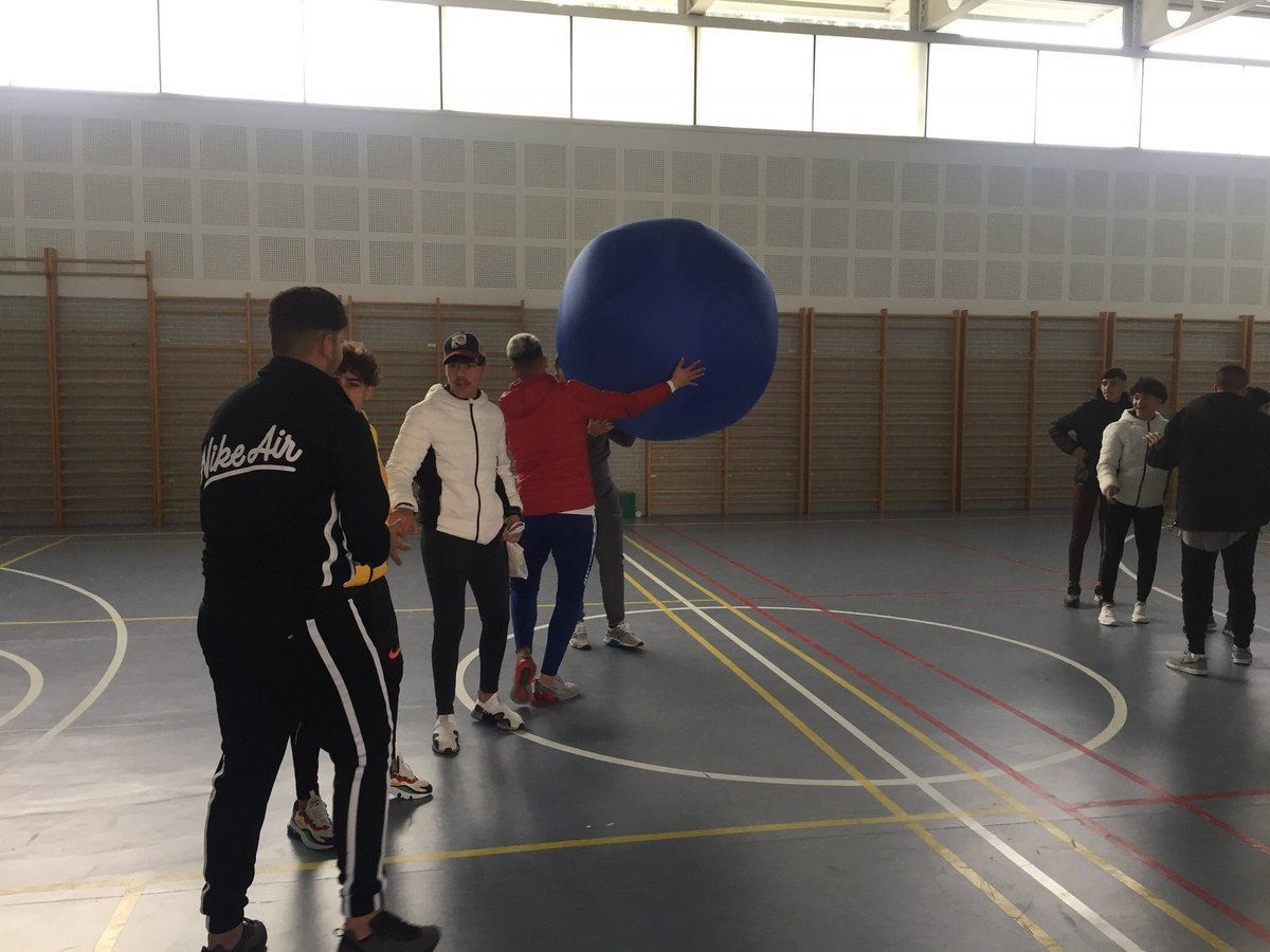 IESLaPazGranada's tweet photo. 3-03-2020 Hoy comienza en el #IESLaPazGranada el programa #IMPULSA #ImpulsaLaPaz con la Asociación #Anaquerando #RecreosActivos #FormaJovenLaPaz Juegos cooperativos, hoy #BigBall y desayuno saludable. Actividad física y diversión aseguradas #Convivencia https://t.co/2RhAyy5jie