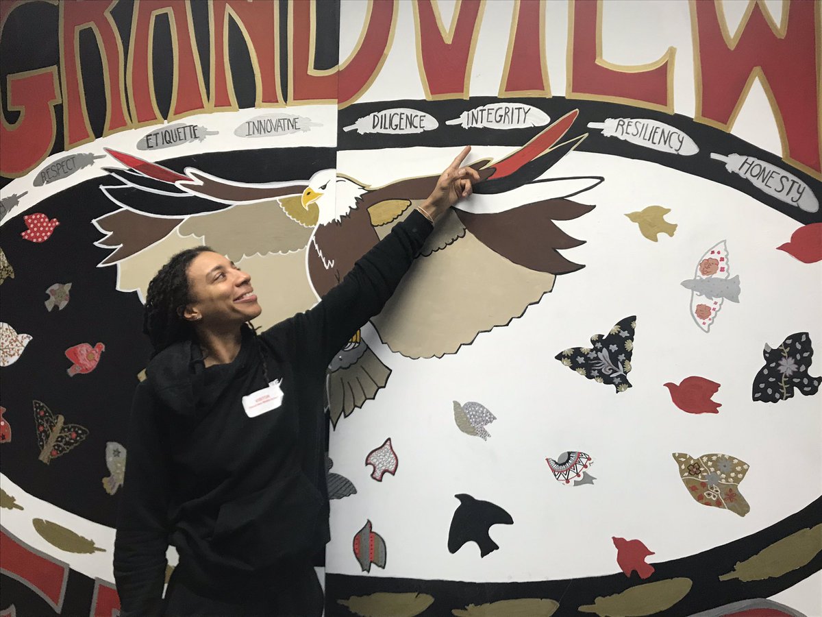 WattyWords's tweet photo. Grandview Visual Artist welcomes DeNeer Davis. She is working with our artist on several creative projects. Art is Identity and legacy. @JennySGriffin @GrandviewEagles @ https://t.co/iUn6FHgTJw