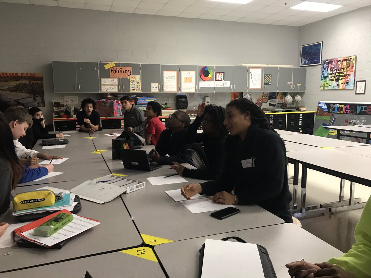 WattyWords's tweet photo. Grandview Visual Artist welcomes DeNeer Davis. She is working with our artist on several creative projects. Art is Identity and legacy. @JennySGriffin @GrandviewEagles @ https://t.co/iUn6FHgTJw