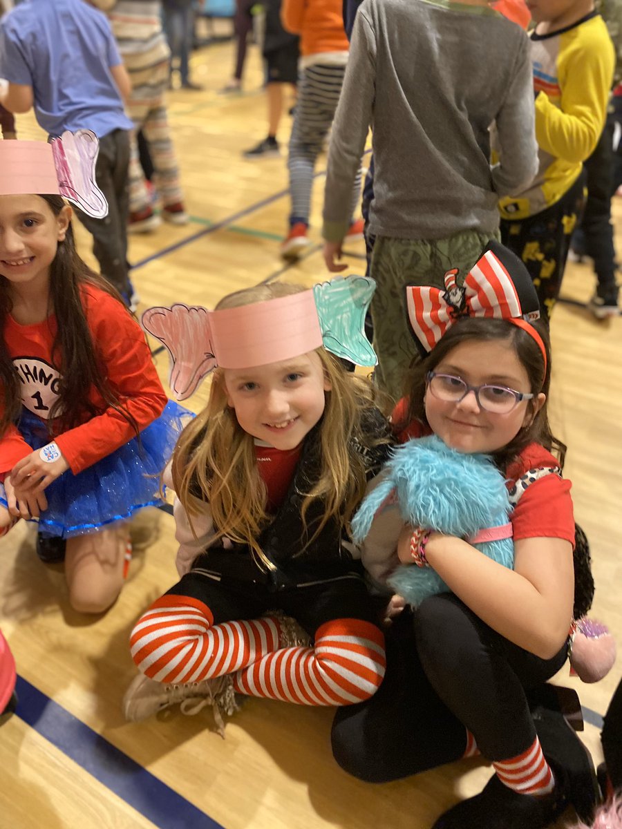 FSDVikings's tweet photo. Thanks @FarmingdalePta for the amazing RAA celebration! #FSDkidsread https://t.co/tOZ9EmfwEG
