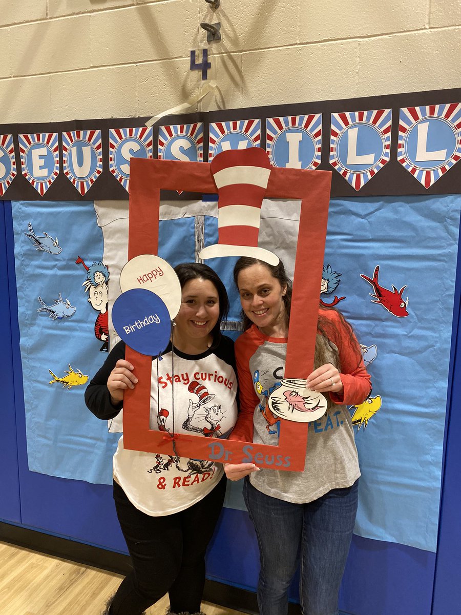 FSDVikings's tweet photo. Thanks @FarmingdalePta for the amazing RAA celebration! #FSDkidsread https://t.co/tOZ9EmfwEG